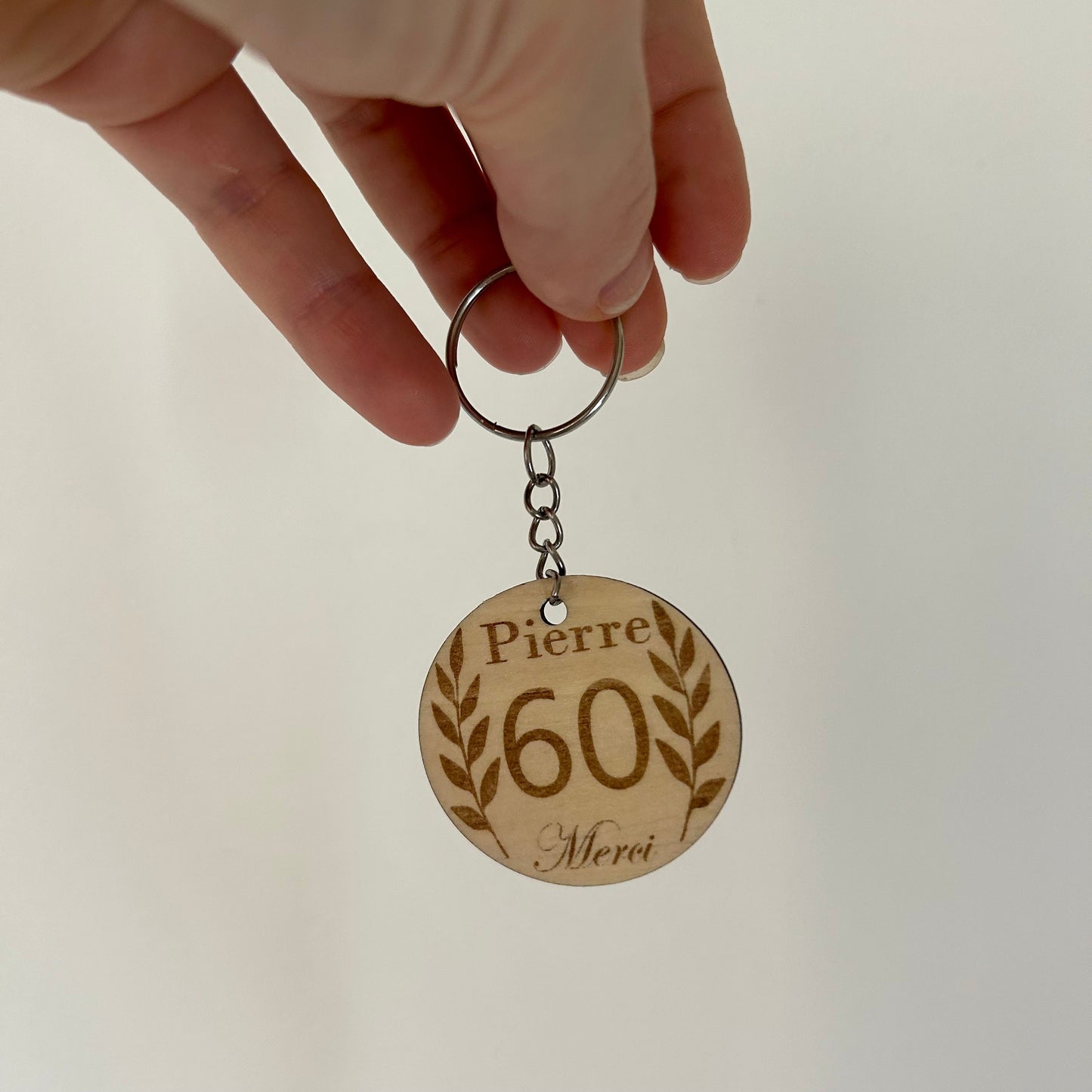 Porte clé en bois à personnaliser idée cadeau pour invités anniversaire ou mariage cadeau tendance en bois