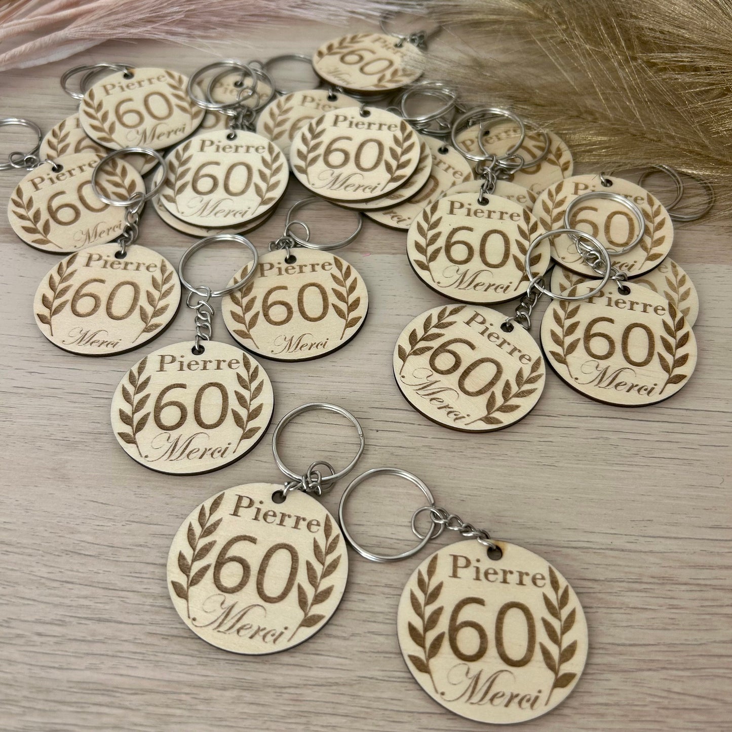 Porte clé en bois à personnaliser idée cadeau pour invités anniversaire ou mariage cadeau tendance en bois