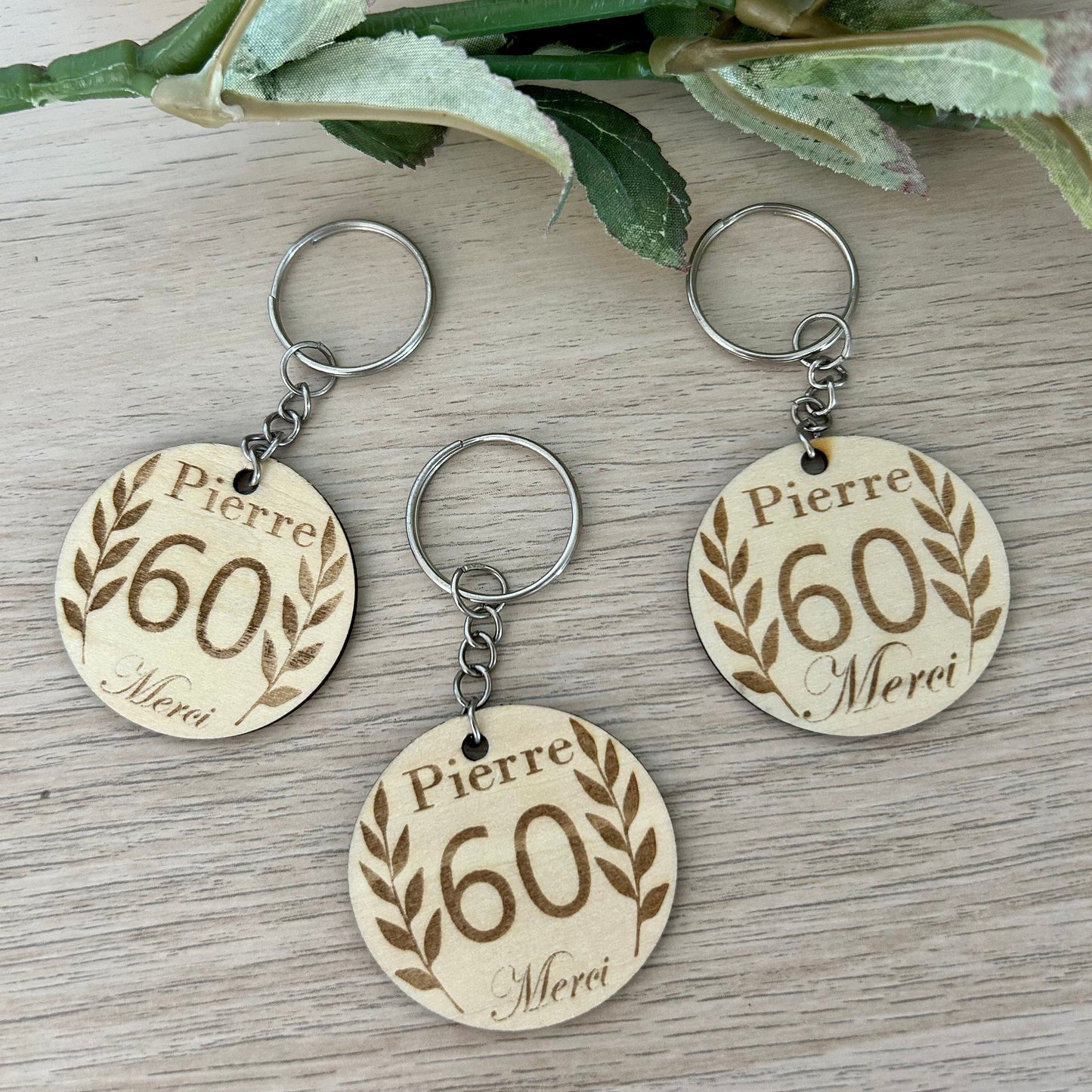 Porte clé en bois à personnaliser idée cadeau pour invités anniversaire ou mariage cadeau tendance en bois